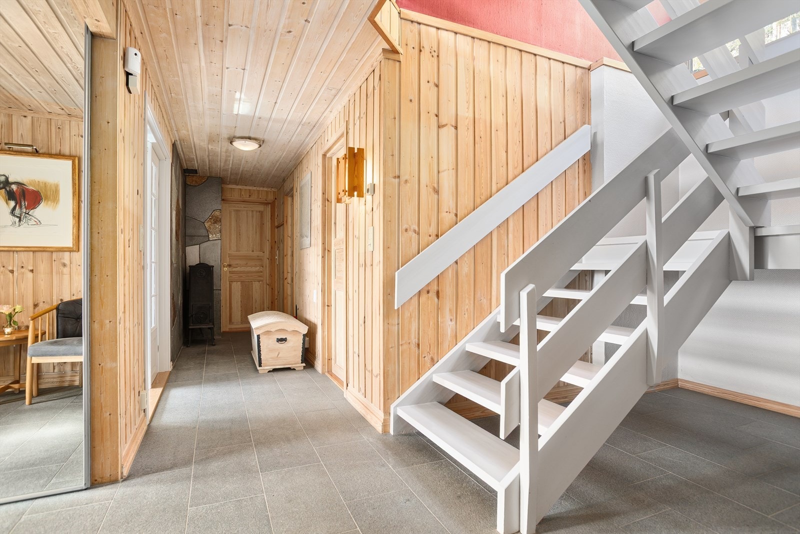 Adkomst til hovedetasje via god og bred trapp Galleribilde