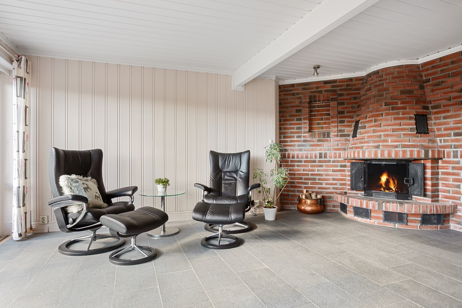 Stuen kan praktisk benyttes som en ekstra tv-stue Galleribilde