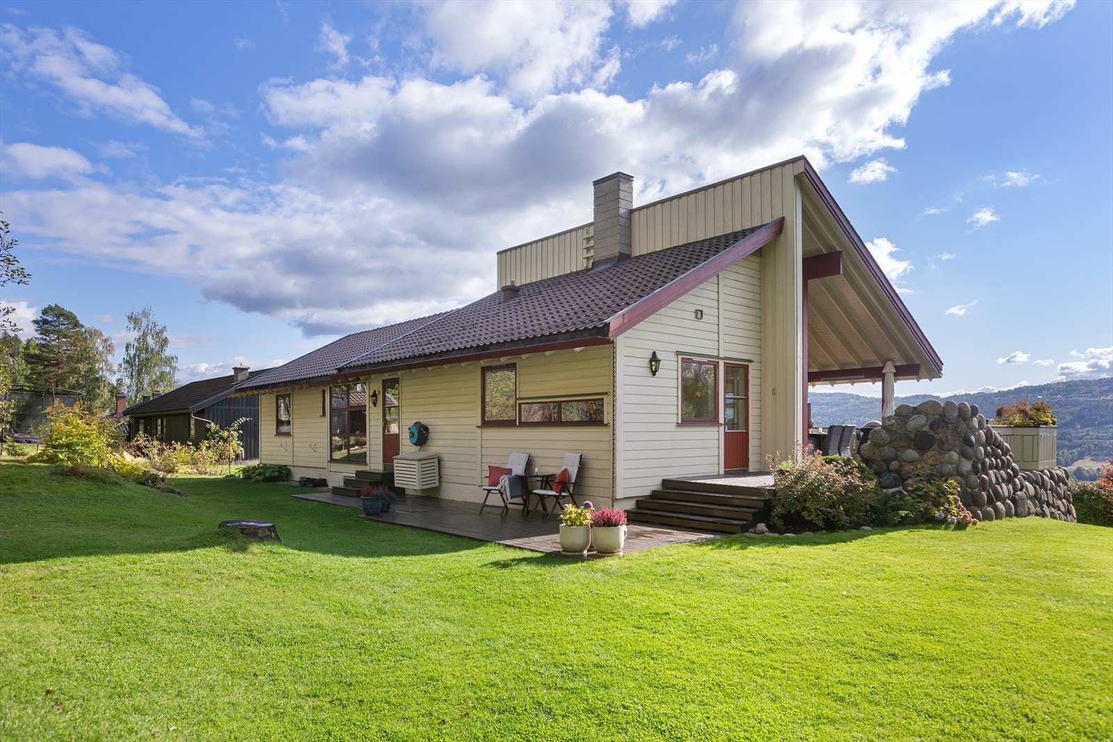 Sjeldent flott opparbeidet tomt og hage med boltreplass for barna Galleribilde