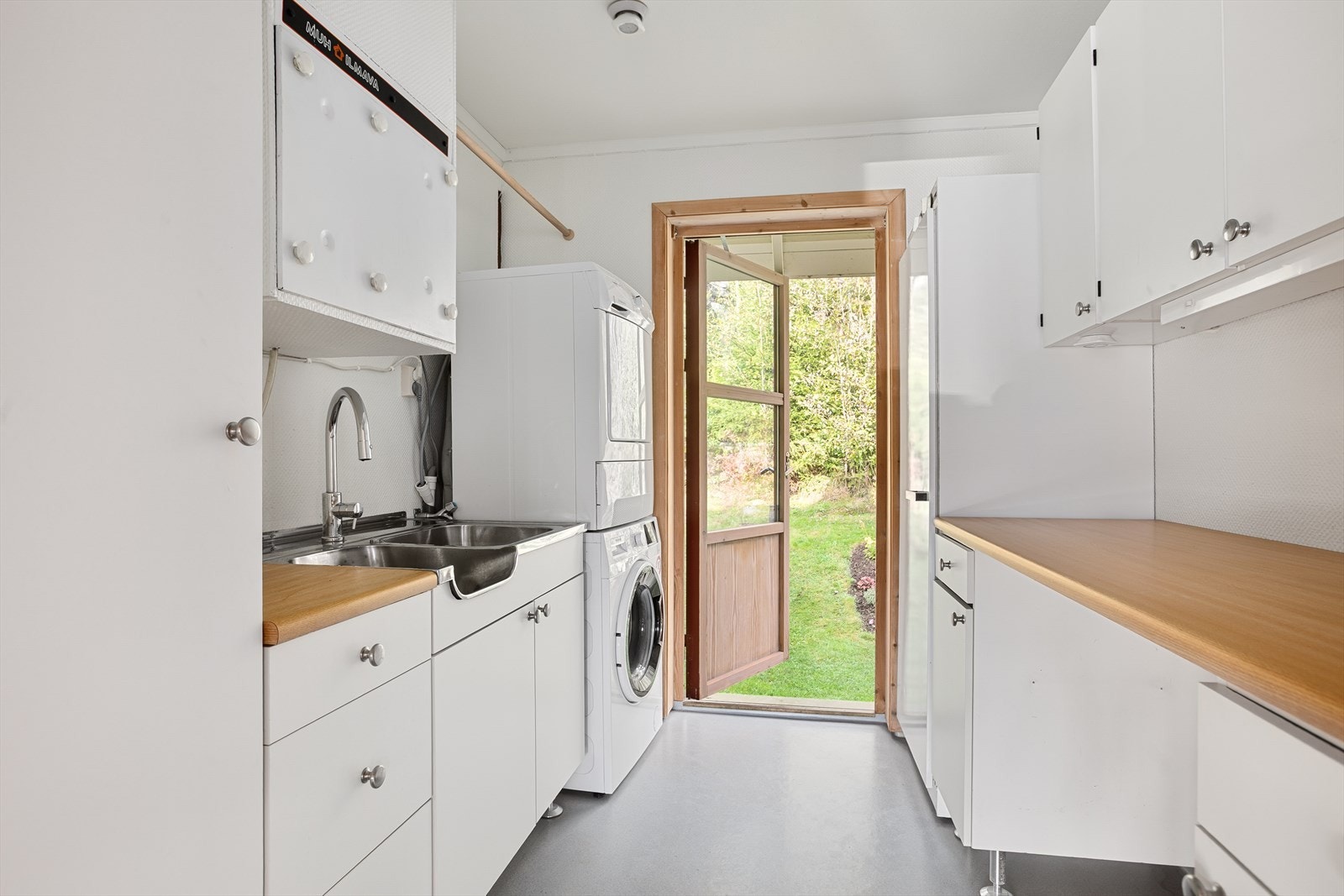 Praktisk vaskerom med egen utgang Galleribilde