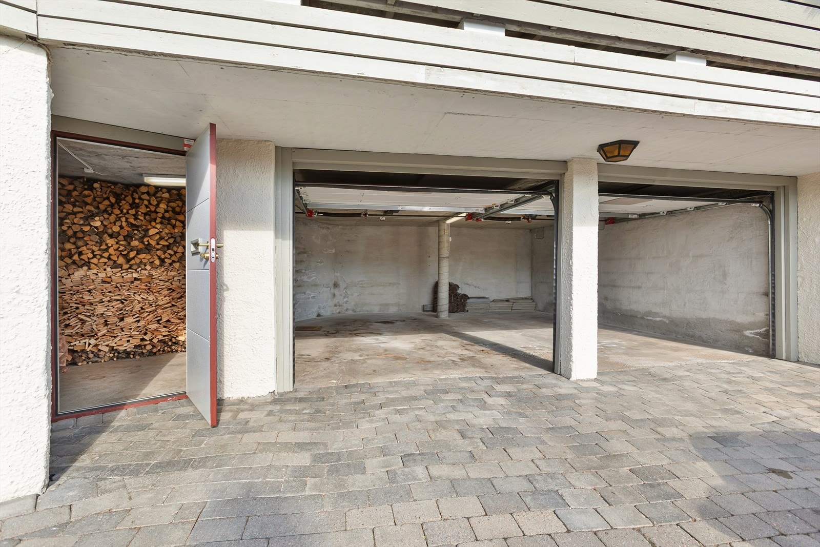 Gode parkeringsmuligheter i dobbel garasje - samt praktisk bod i tilknytning til garasjen Galleribilde