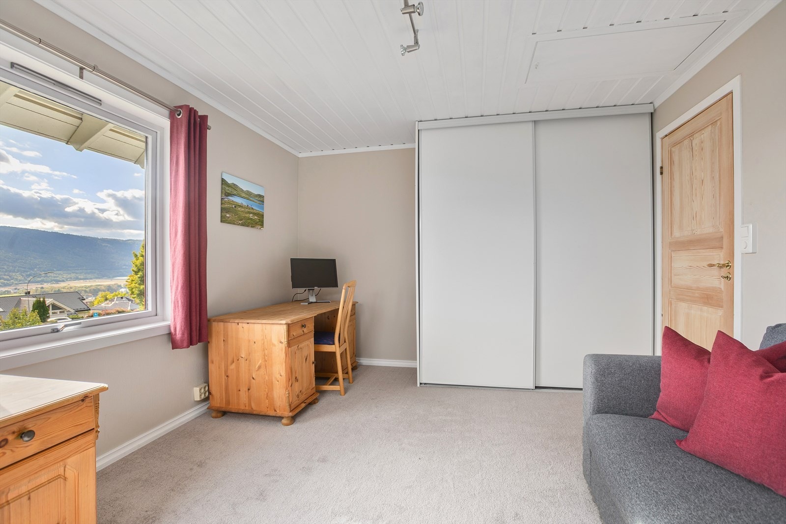 Soverommene er meget romslige og har gode møbleringsmuligheter Galleribilde