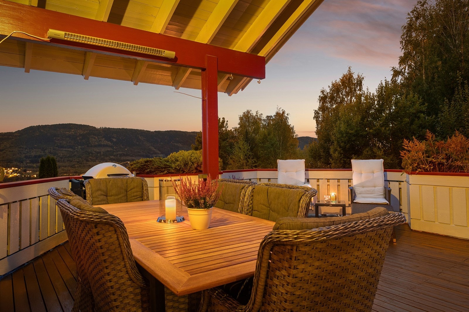 Montert varmelamper slik at man kan nyte uteplassen også på kjøligere dager Galleribilde