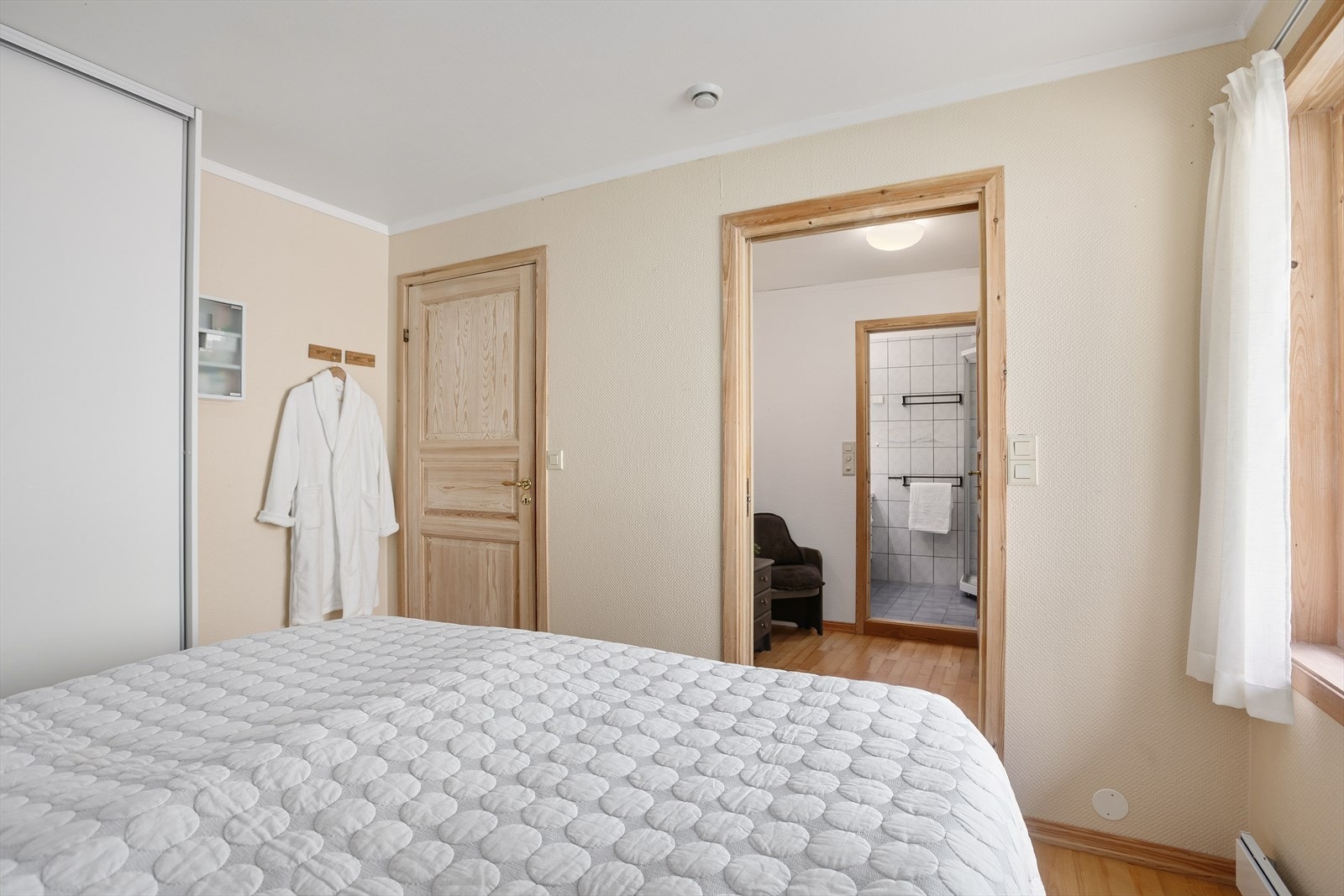 Adkomst til egen garderobe og bad fra hovedsoverommet Galleribilde