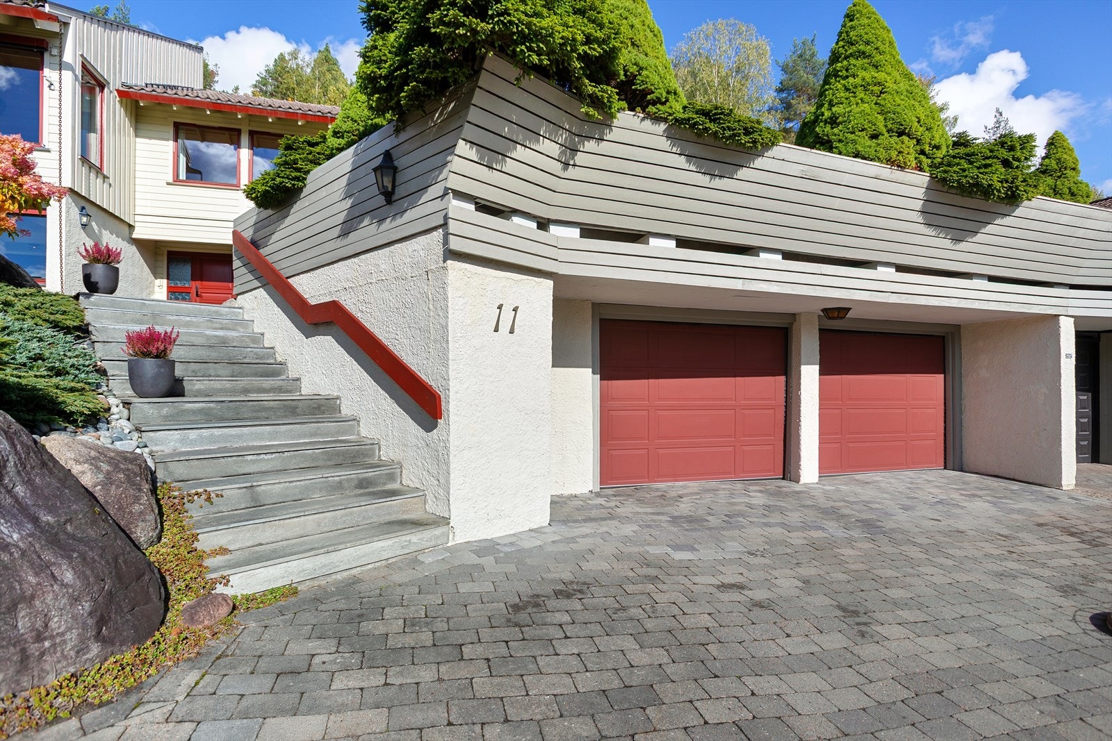 Enkel innkjøring til steinlagt gårdsplass og dobbel garasje Galleribilde