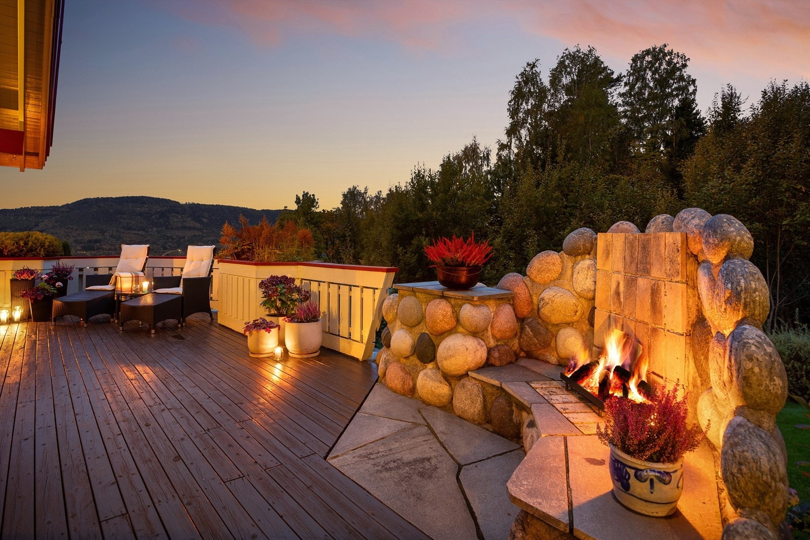 Utearealene er gjennomtenkte, med en nydelig åpen peis på terrassen Galleribilde