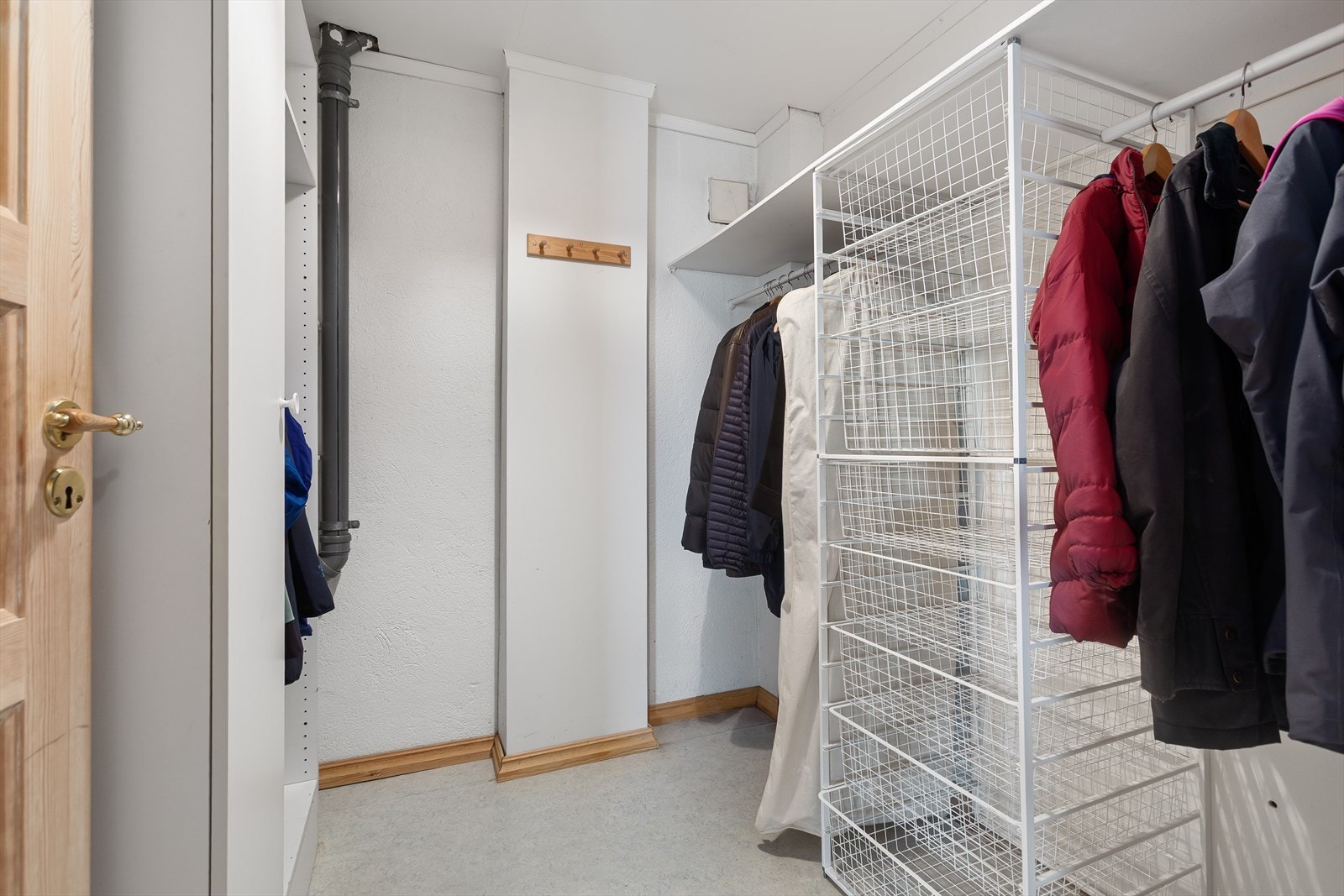 Praktisk garderoberom Galleribilde