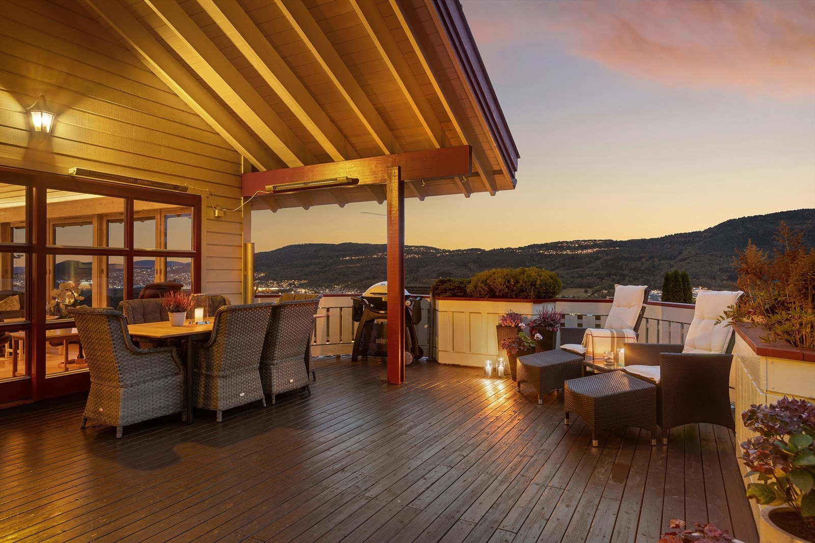 Nydelig terrasse som er delvis overbygd Galleribilde