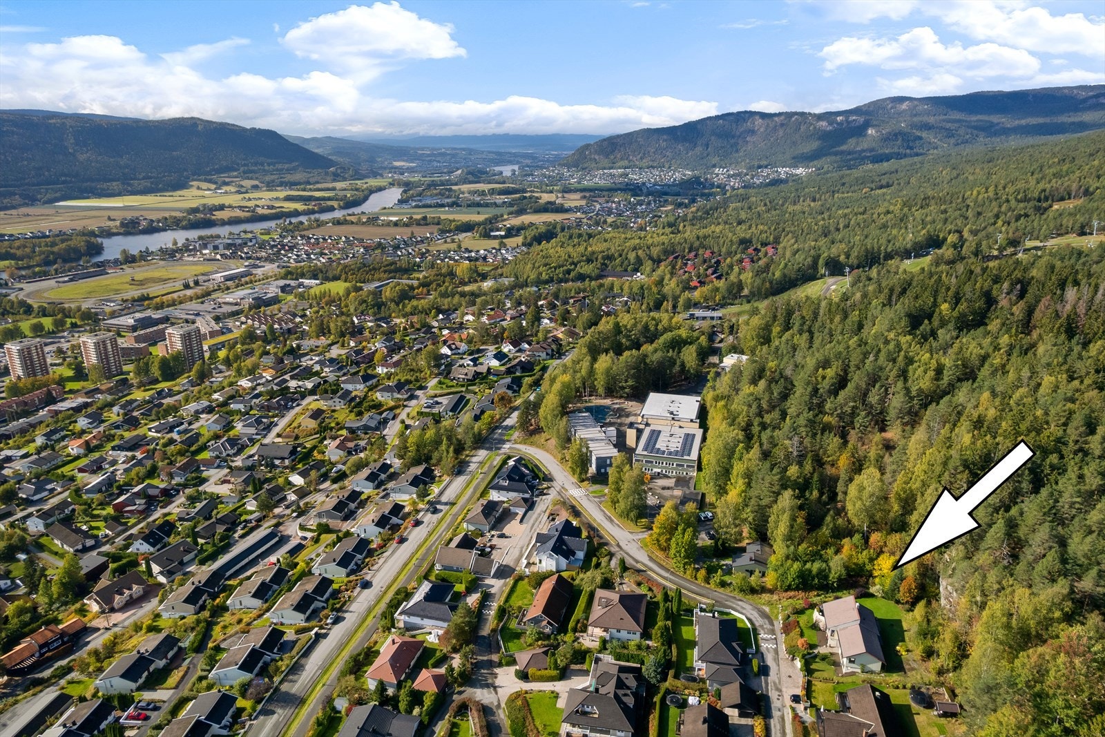 Boligen er beliggende i usjenerte omgivelser med skogen rett bak boligen Galleribilde