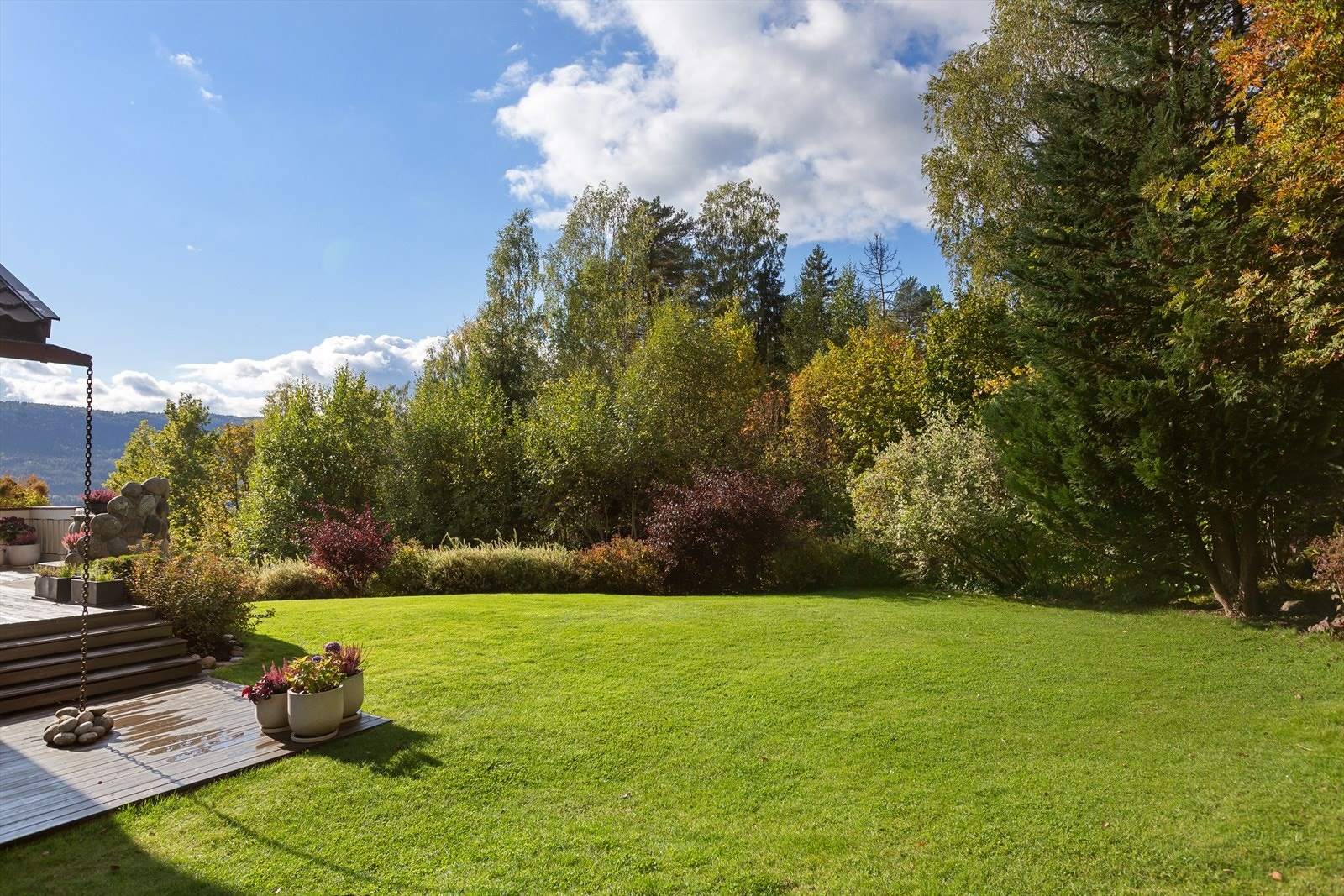 Idylliske uteområder med flott og solrik hage - Perfekt for barnefamilier! Galleribilde