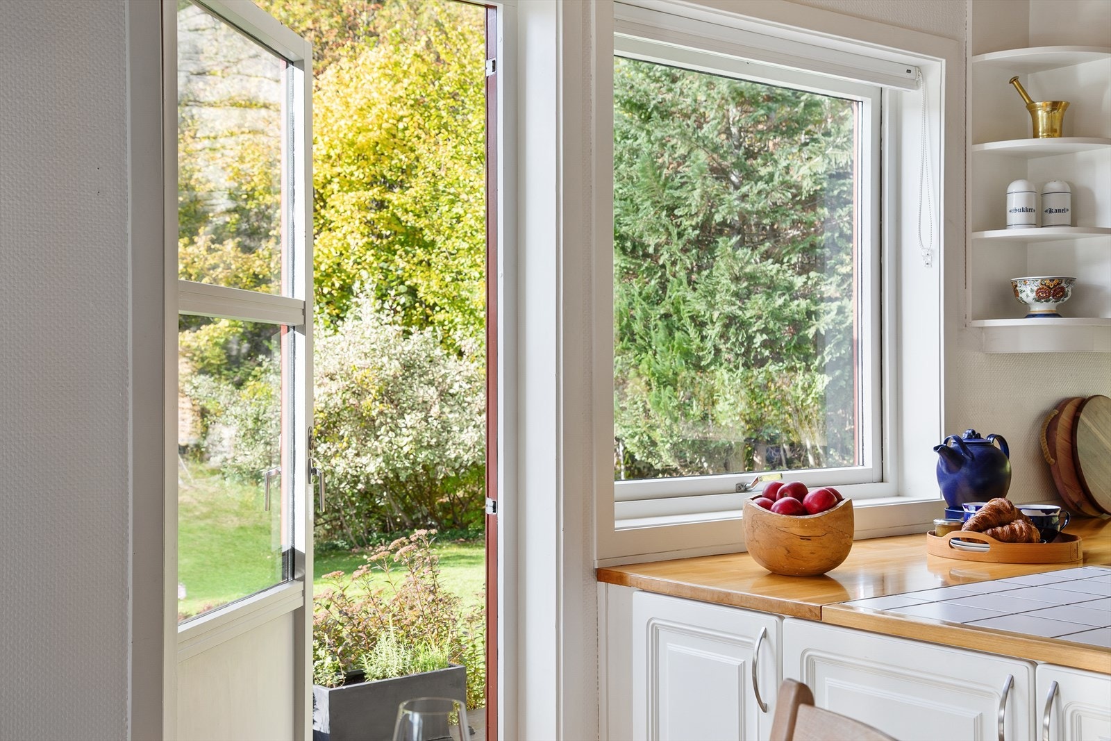 Adkomst til hage og terrasser fra kjøkkenet Galleribilde