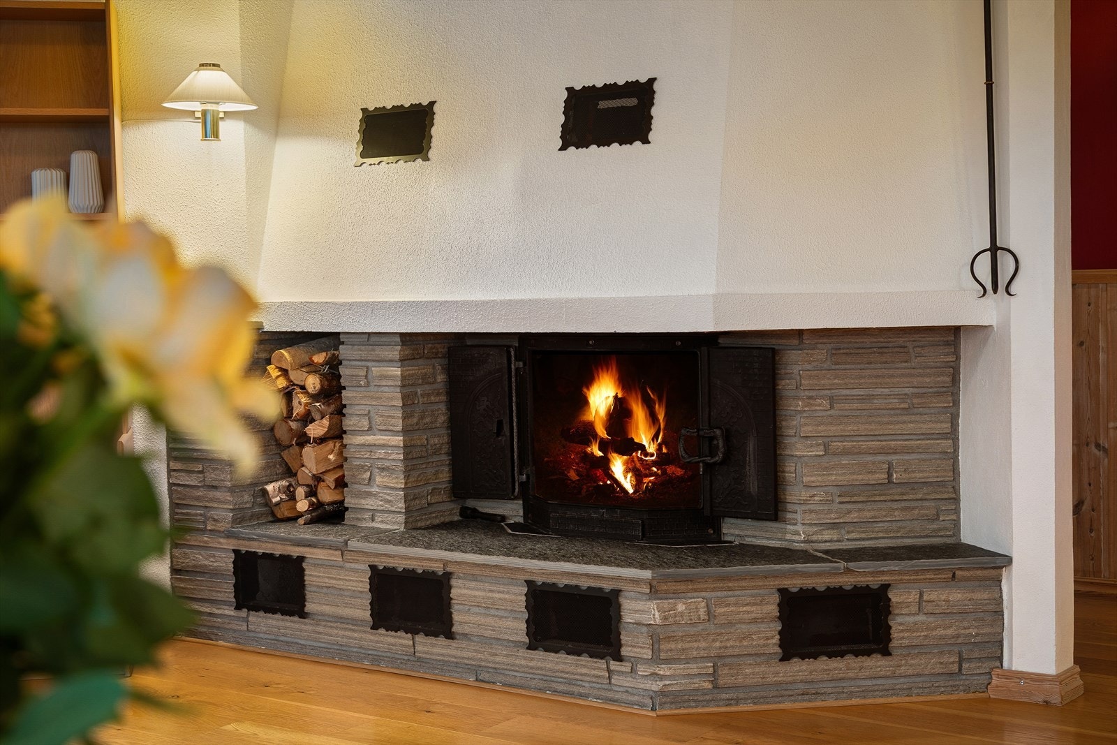 Peis i stuen som bidrar til et lunt og hyggelig oppholdsrom Galleribilde