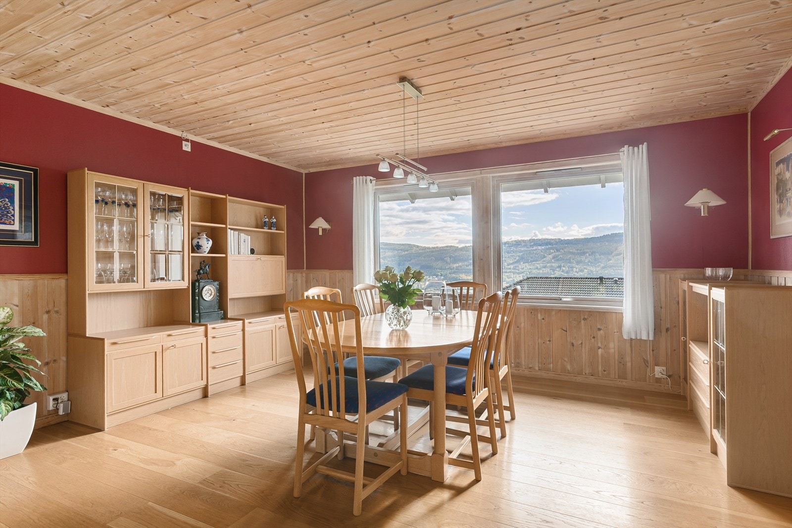 Stor og luftig spisestue med plass for langbord Galleribilde