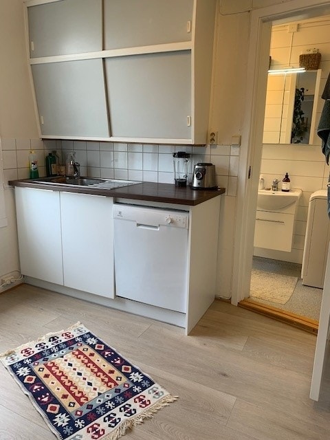 Kjøkken med dør inn til bad. Galleribilde