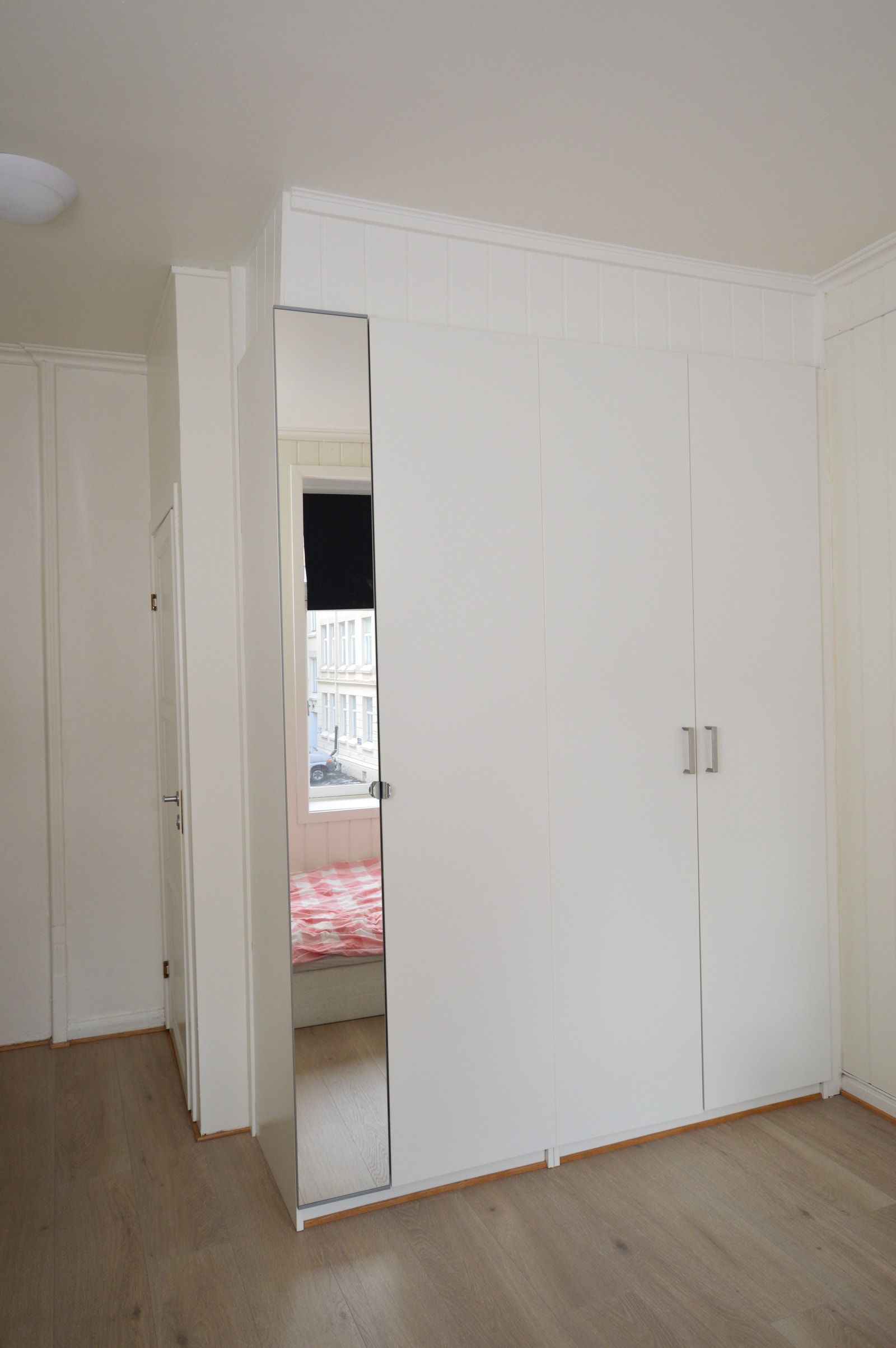 Stort garderobeskap på soverommet Galleribilde
