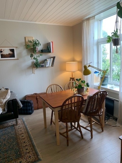 Stue med plass til spisebord, stoler og sofa Galleribilde