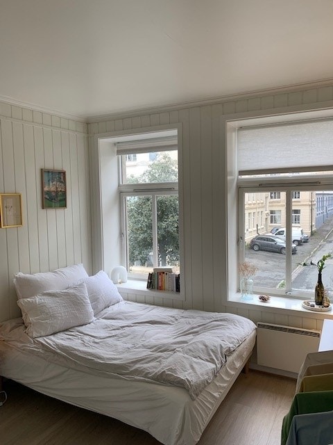 Stort soverom med to store vinduer. Enstavs pergo på gulv Galleribilde