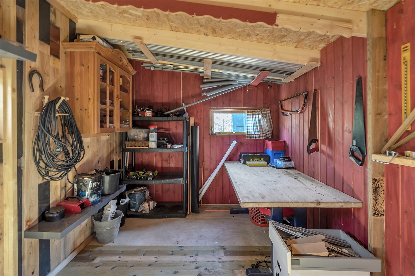 Uthus med god plass til oppbevaring Galleribilde