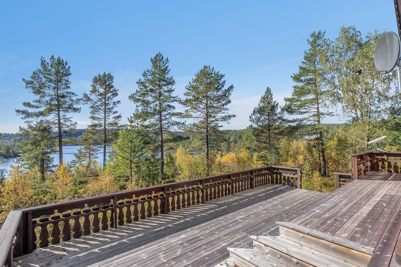 Stor terrasse hvor man kan nyte sola og nydelig utsikt mot Førevatn! Galleribilde