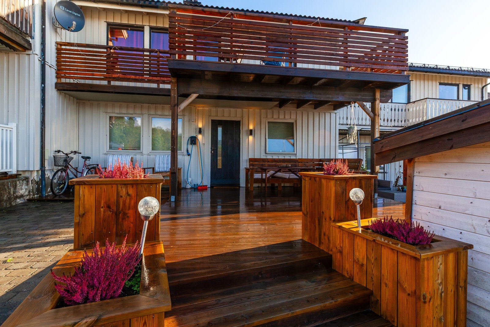 Pent uteareal med blomsterkasse & utelys. Galleribilde