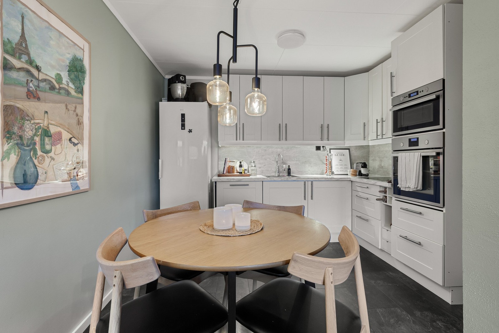 Plass til spiseområde mellom stue og kjøkken. Galleribilde