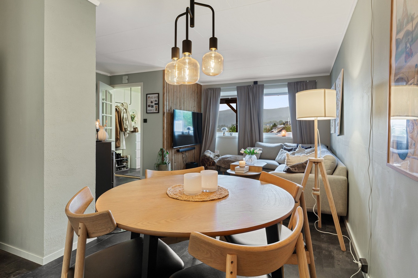 Åpen stue-/kjøkkenløsning gjør boligen mer sosial. Galleribilde