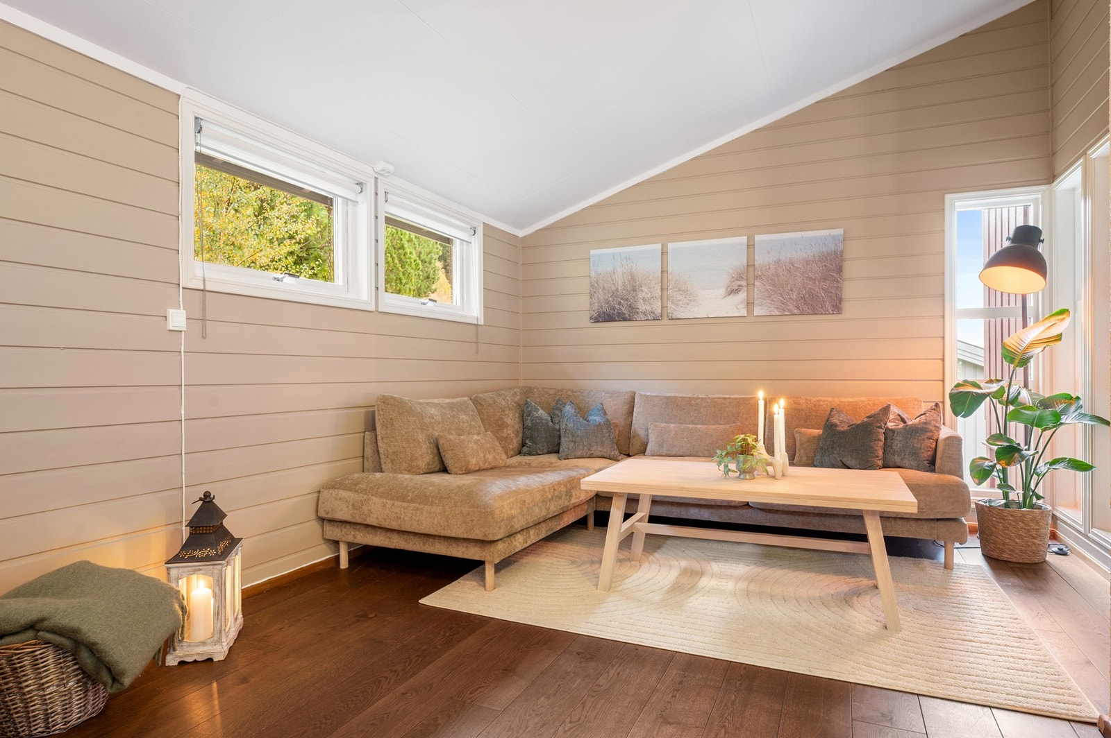 Øverste del av stuen benyttes som TV- og lesestue og er på ca. 28,1 kvm. Galleribilde