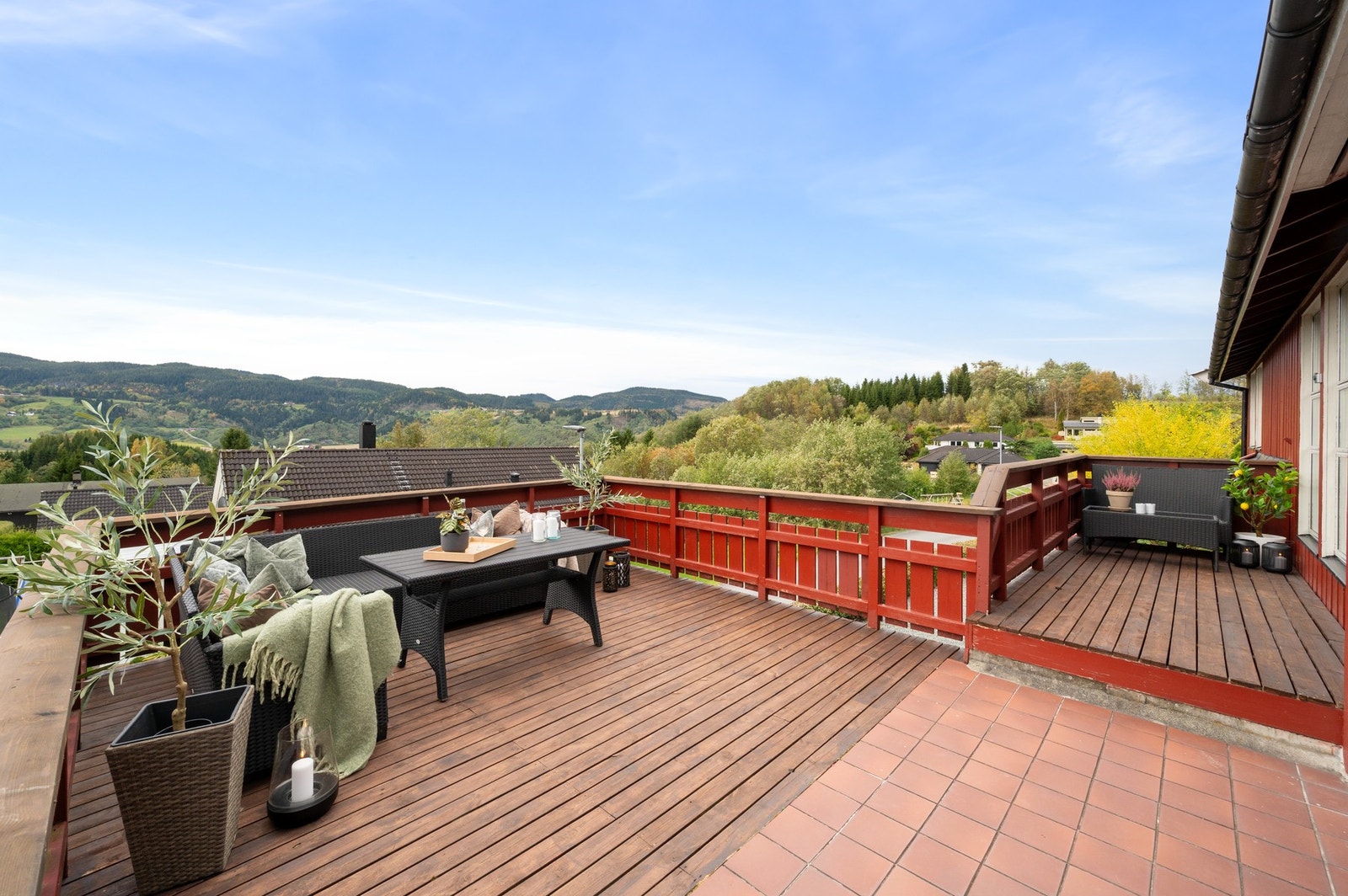 Balkongen vender mot vest og nyter svært gode solforhold. Galleribilde