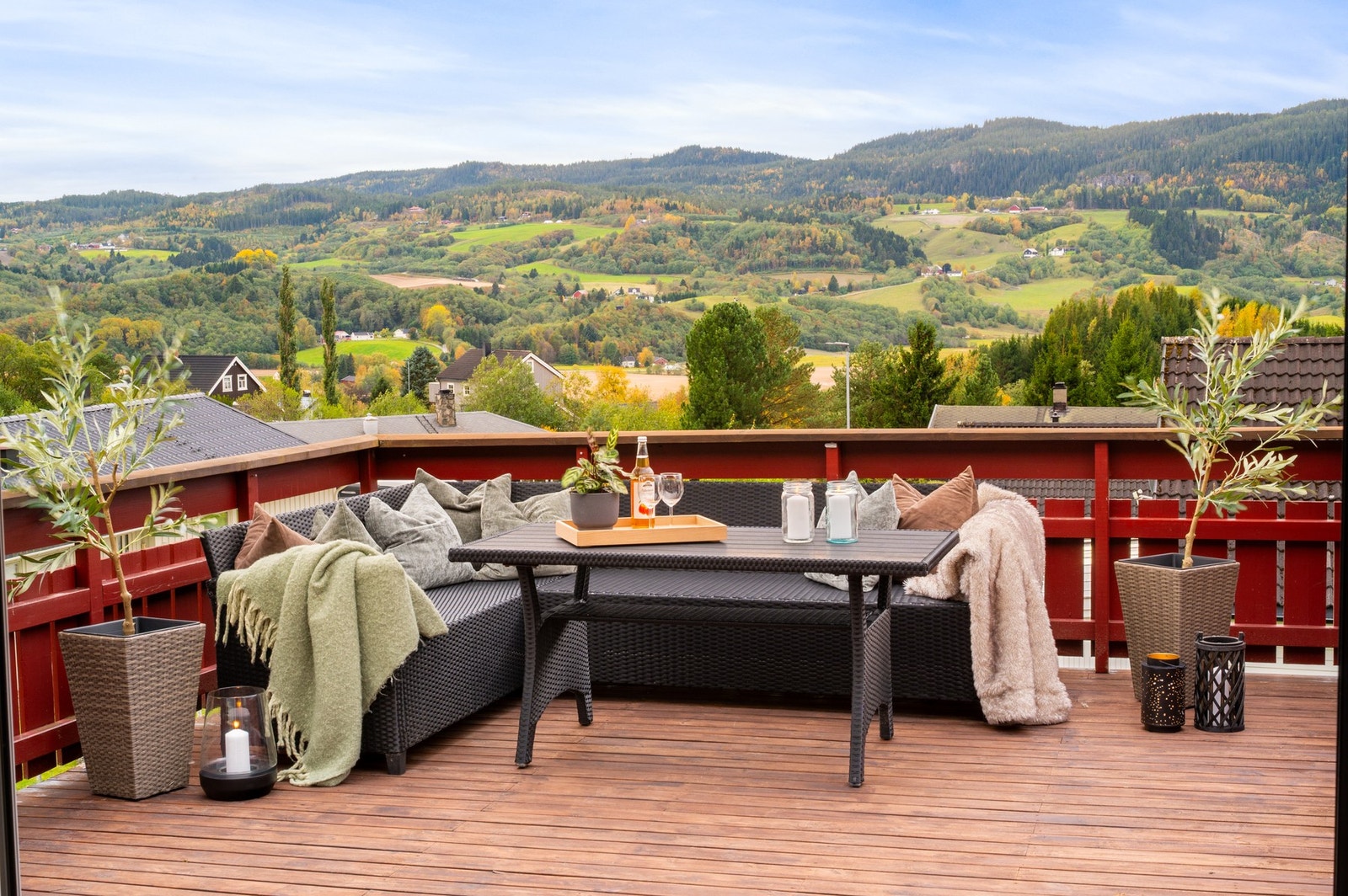 Boligen ligger på en utsiktstomt i et rolig og familievennlig område. Galleribilde