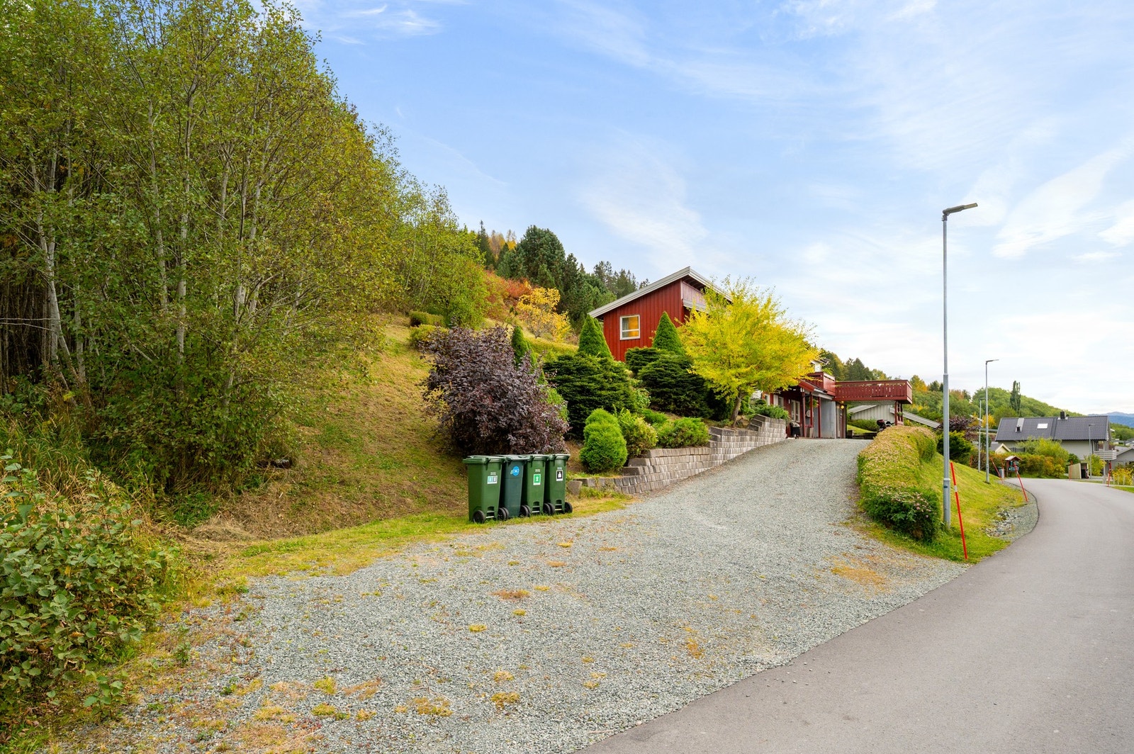 Innkjørselen er gruslagt, og har god plass til flere biler. Galleribilde
