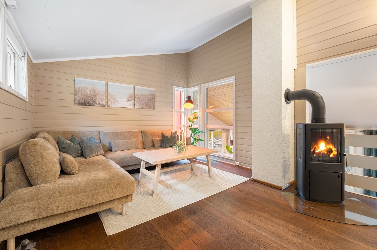 Stuen er delt inn i flere soner fordelt på halvplan og er på til sammen ca. 50 kvm. Galleribilde