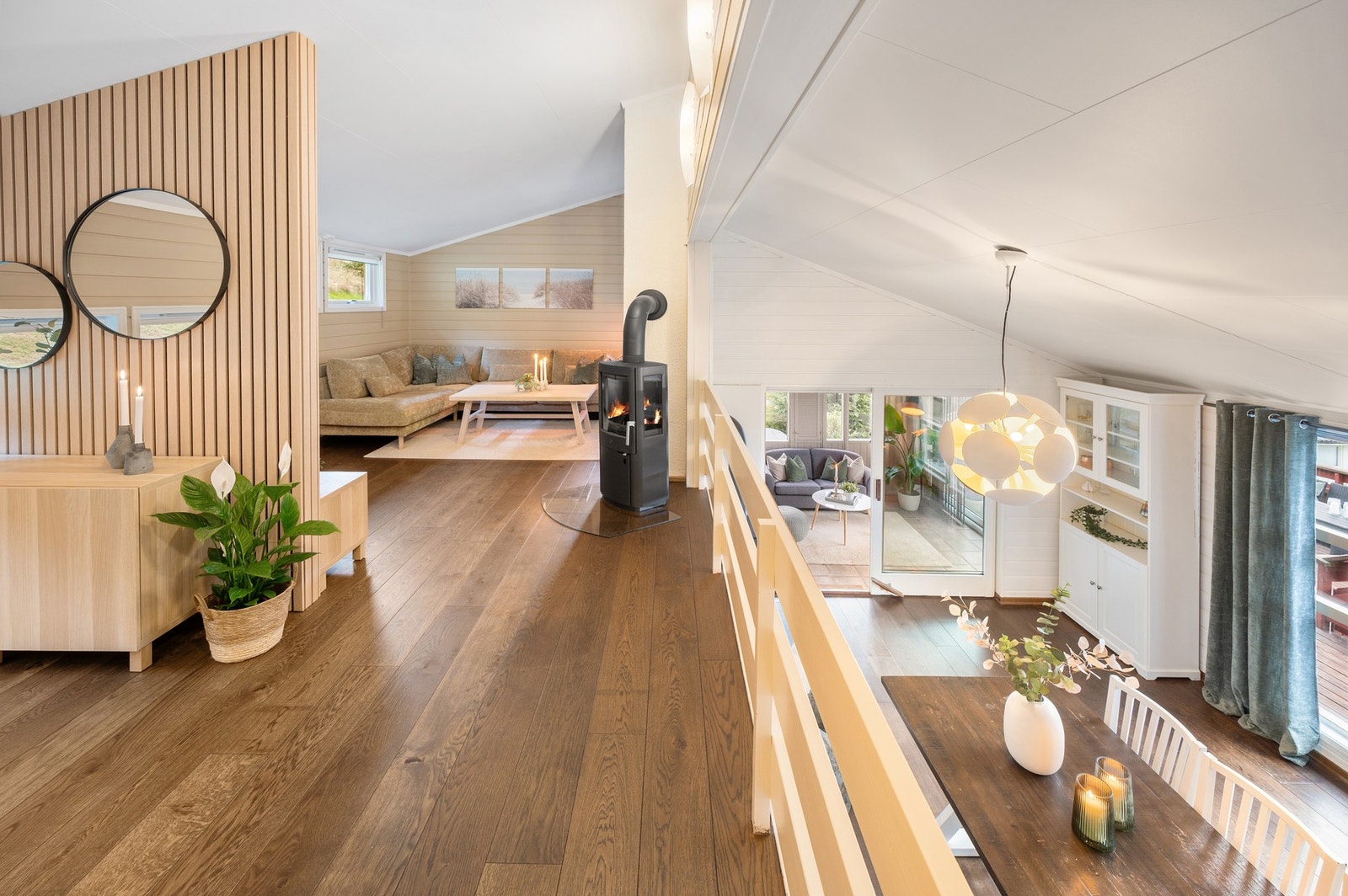 Skråtak og flere vindusflater gjør at stuen oppleves som luftig. Galleribilde