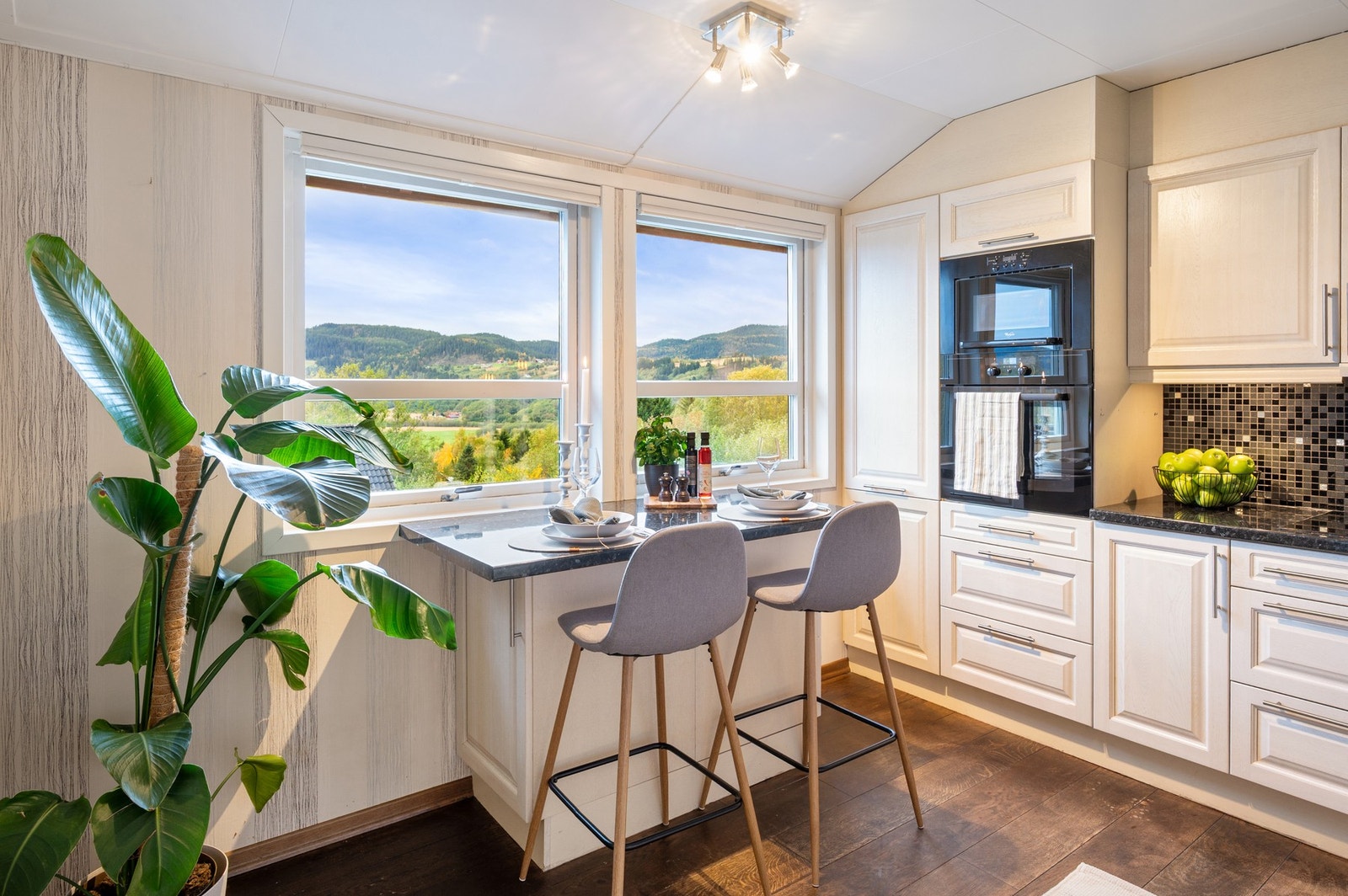 Praktisk barløsning med oppbevaring og utsikt. Galleribilde