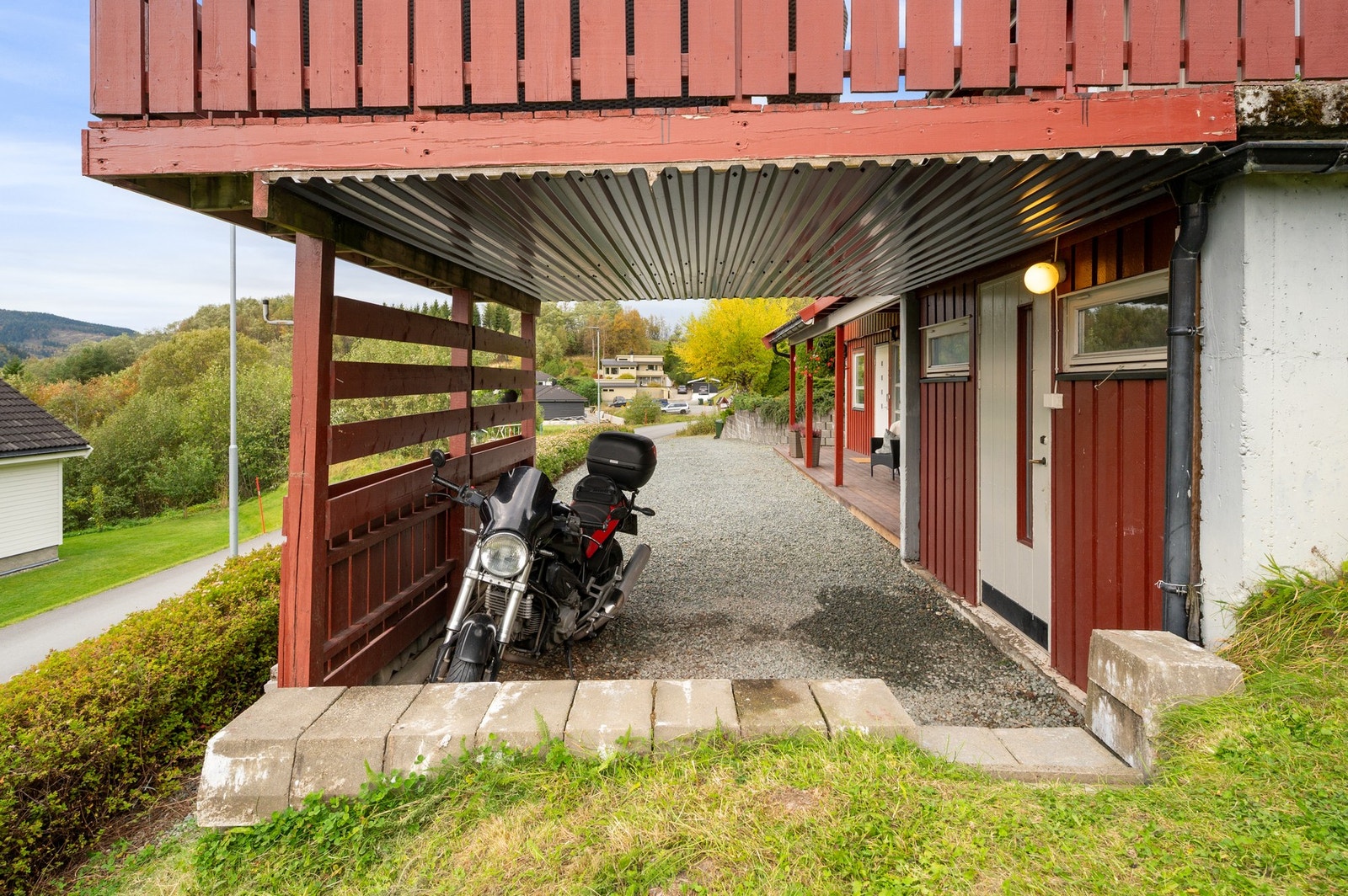 Carport under boligens balkong. Galleribilde