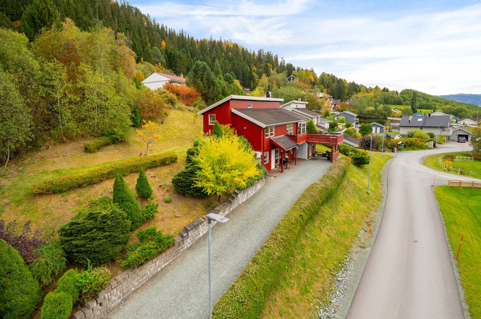 Tomten er på ca. 705 kvm og består i hovedsak av hage, terrasse og innkjørsel. Galleribilde