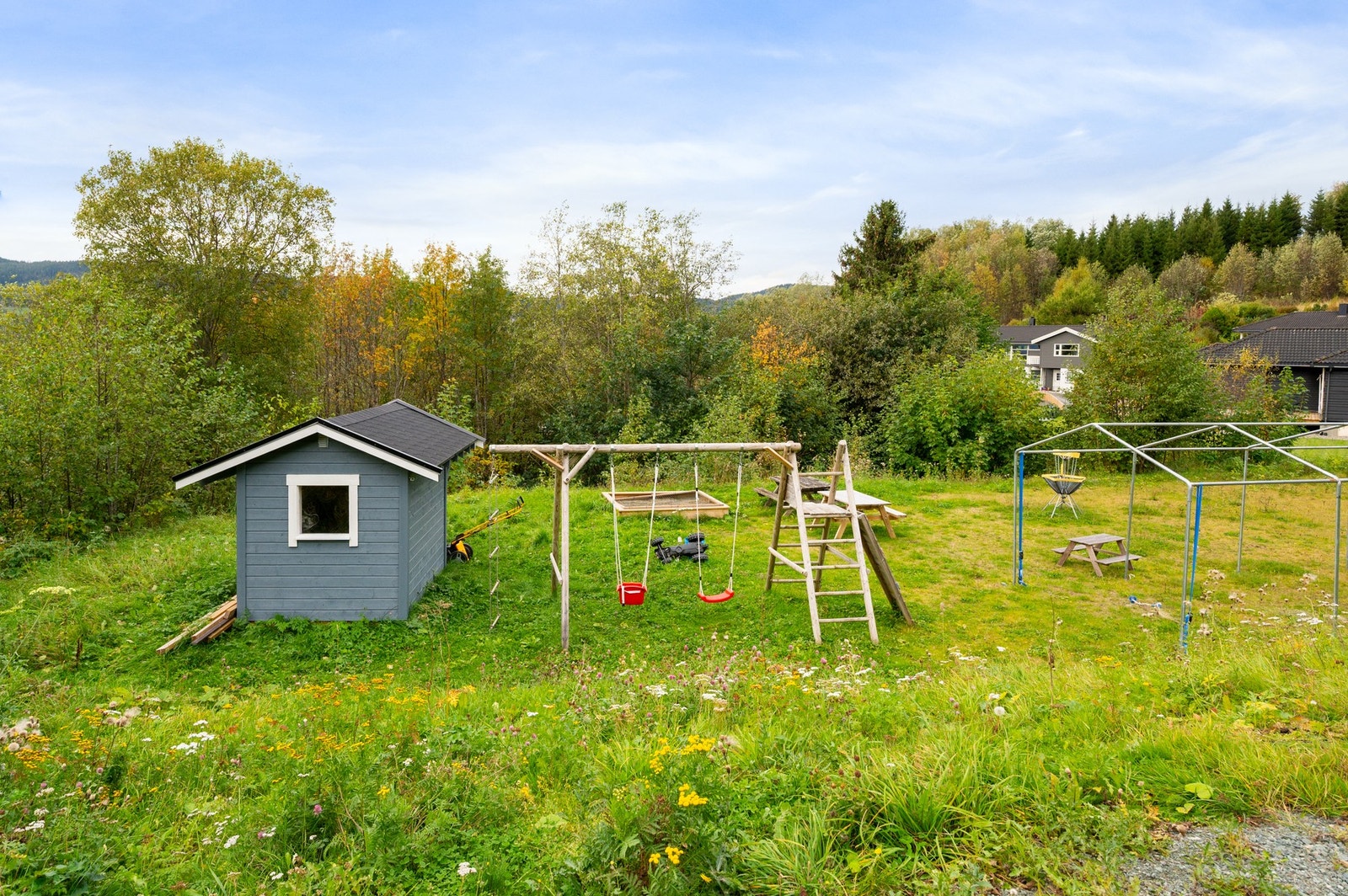 Like ved boligen finner du lekeplassen til den frivillige velforeningen, med lekestativ og sitteplasser. Galleribilde