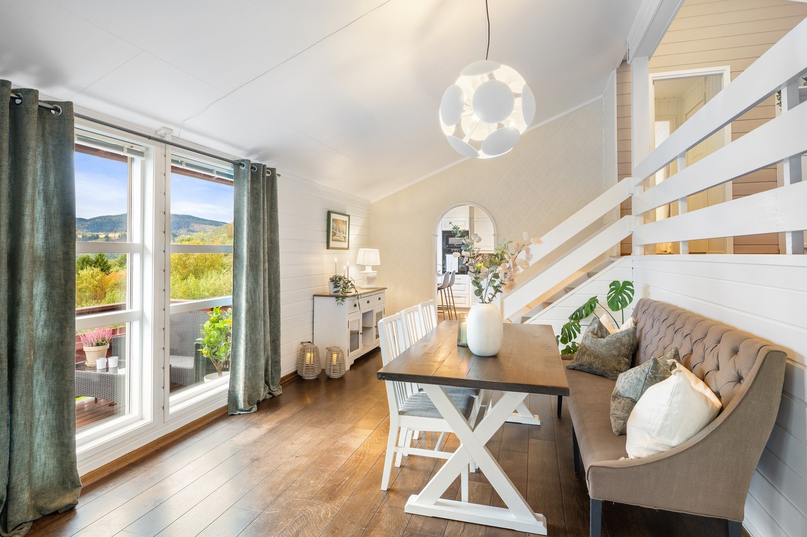 Her har du store vindusflater som slipper inn rikelig med naturlig lys inn i boligen. Galleribilde