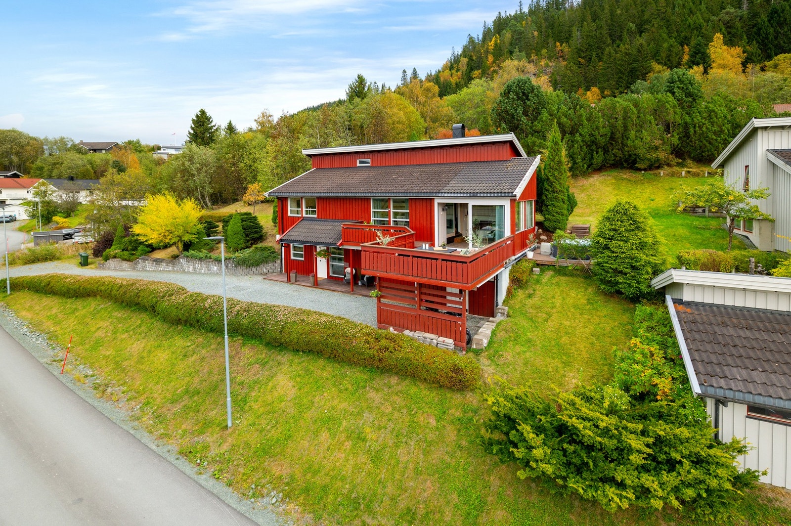 Velkommen til Hårråvegen 7 - en romslig og innholdsrik enebolig beliggende i rolig familiestrøk på Kvål. Galleribilde