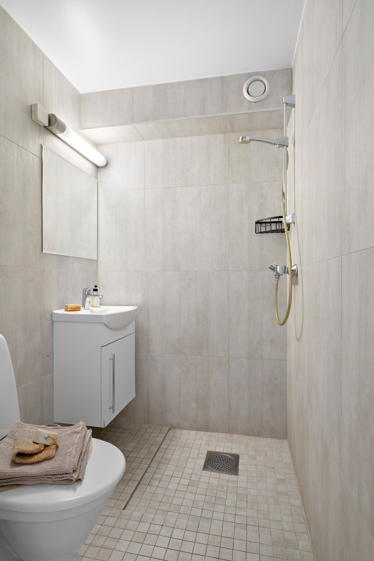 Pent flislagt baderom. Galleribilde