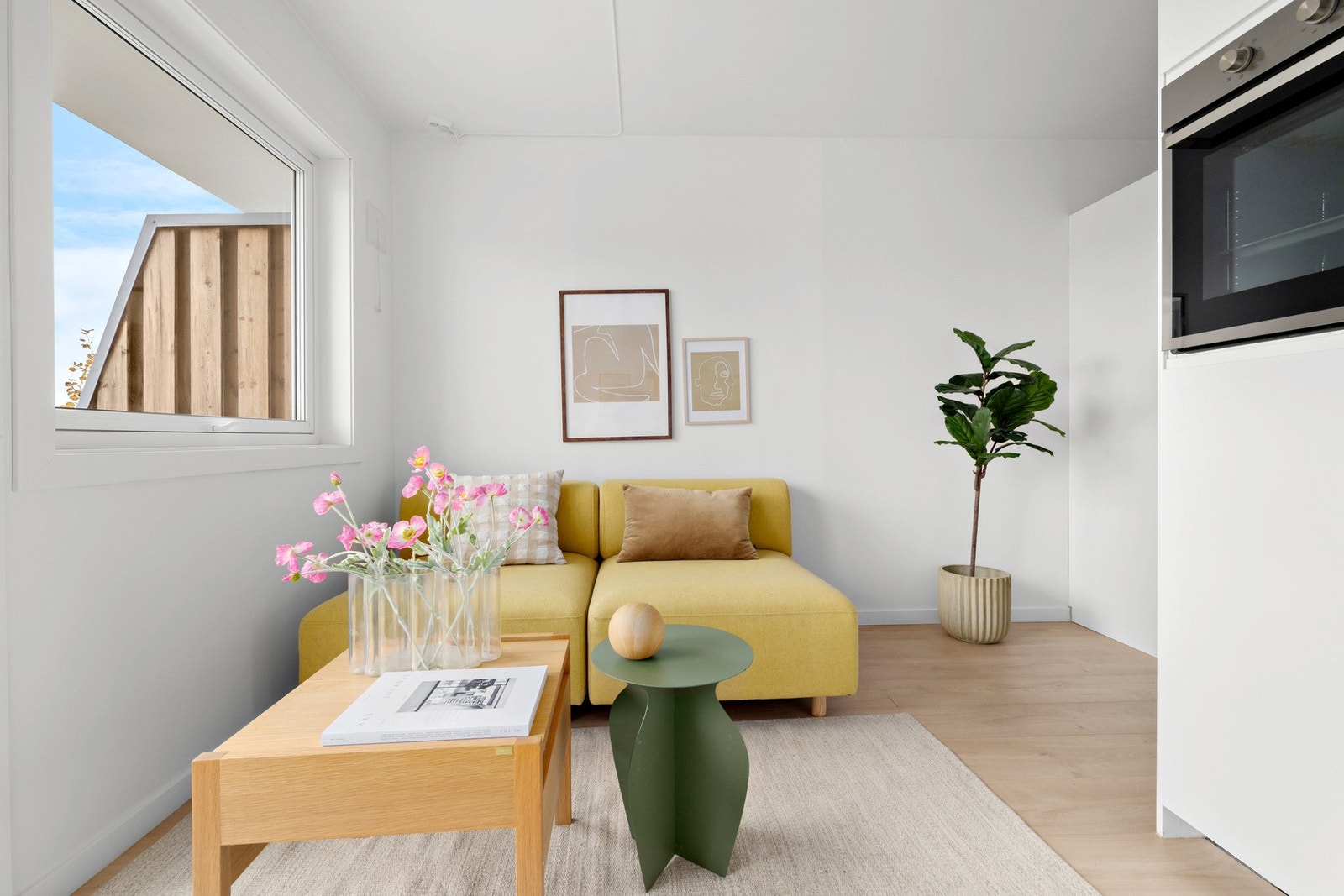 Den åpne stue/kjøkkenløsningen understøtter boligens smarte planløsning. Galleribilde