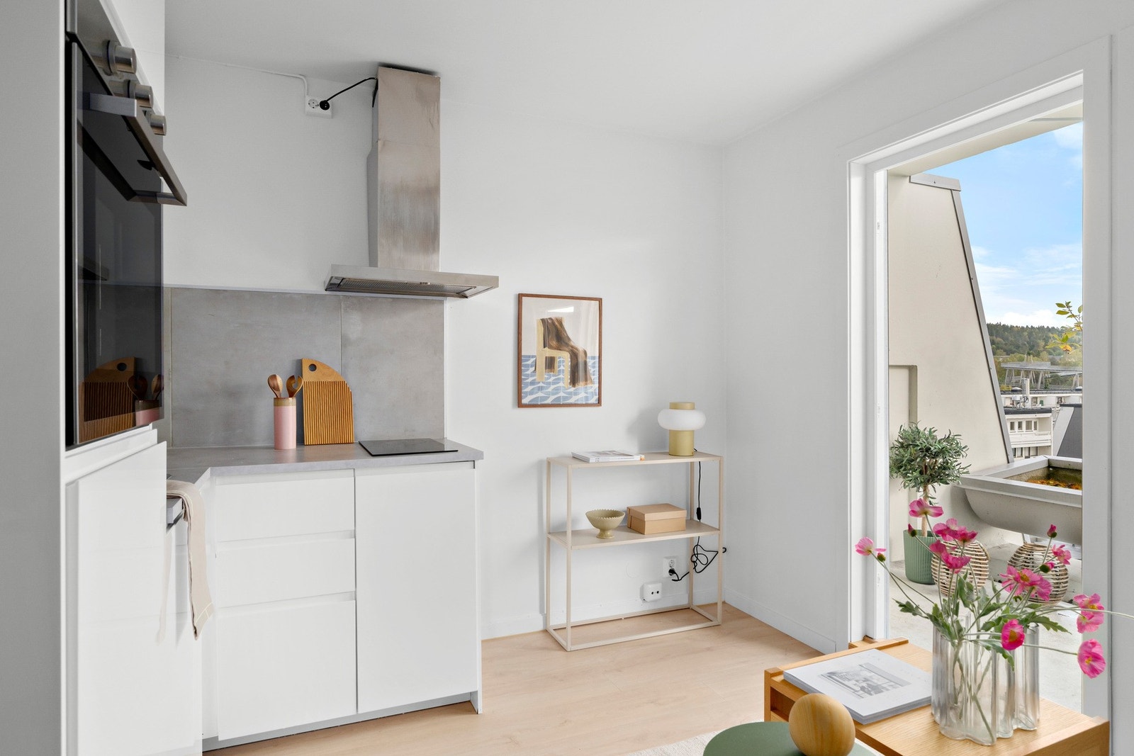 Koselig stue/kjøkken med store vindusflater. Galleribilde