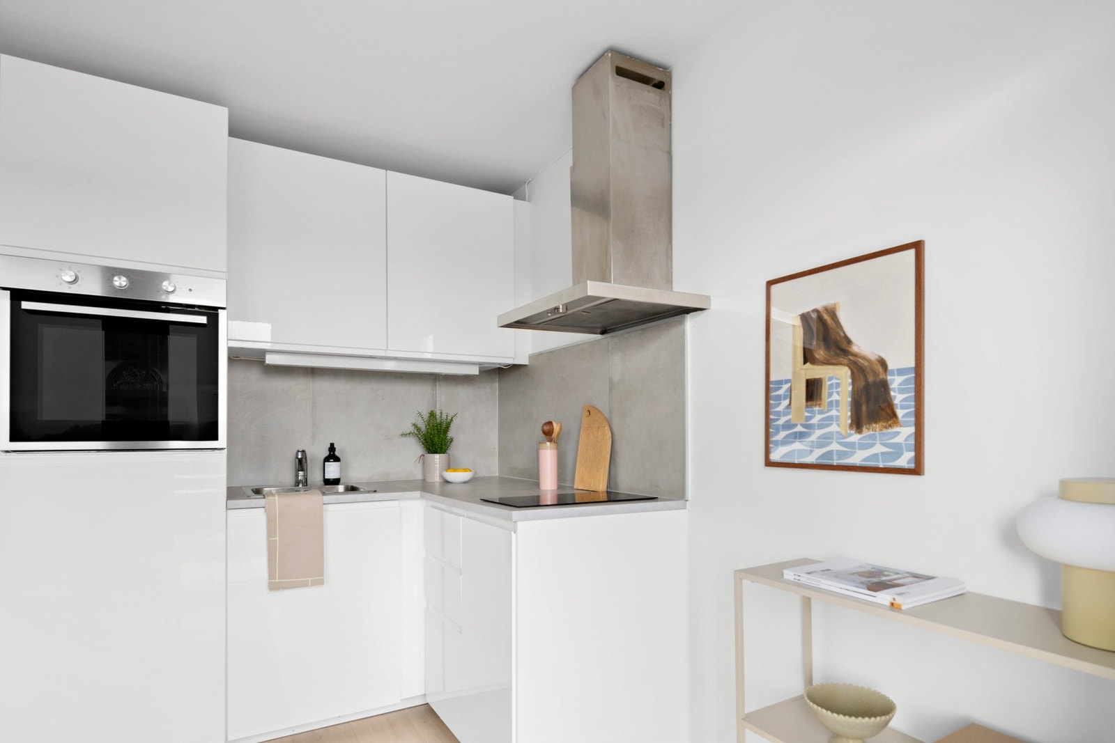 Det er greit med skapplass på kjøkkenet. Galleribilde