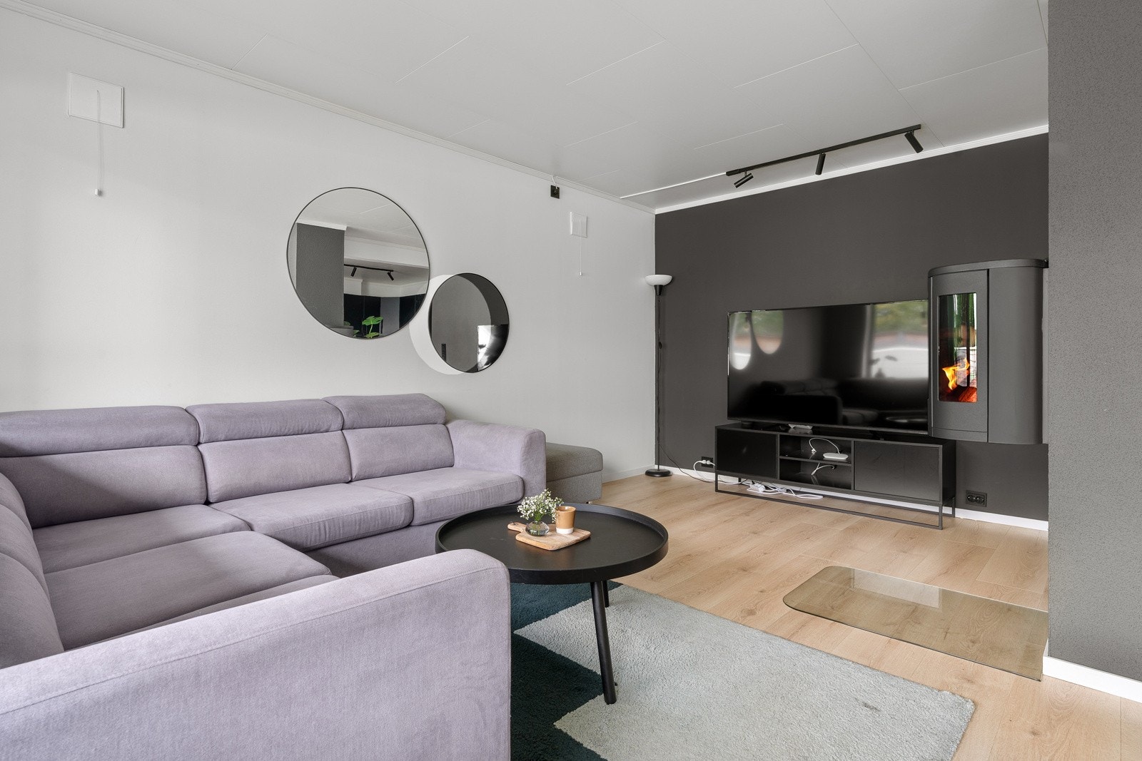 Det ble lagt nye gulv i 2020 og stuen fremstår moderne.