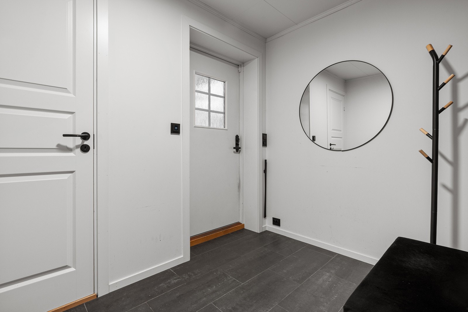 Velkommen inn - flislagt entré med varme i gulv.