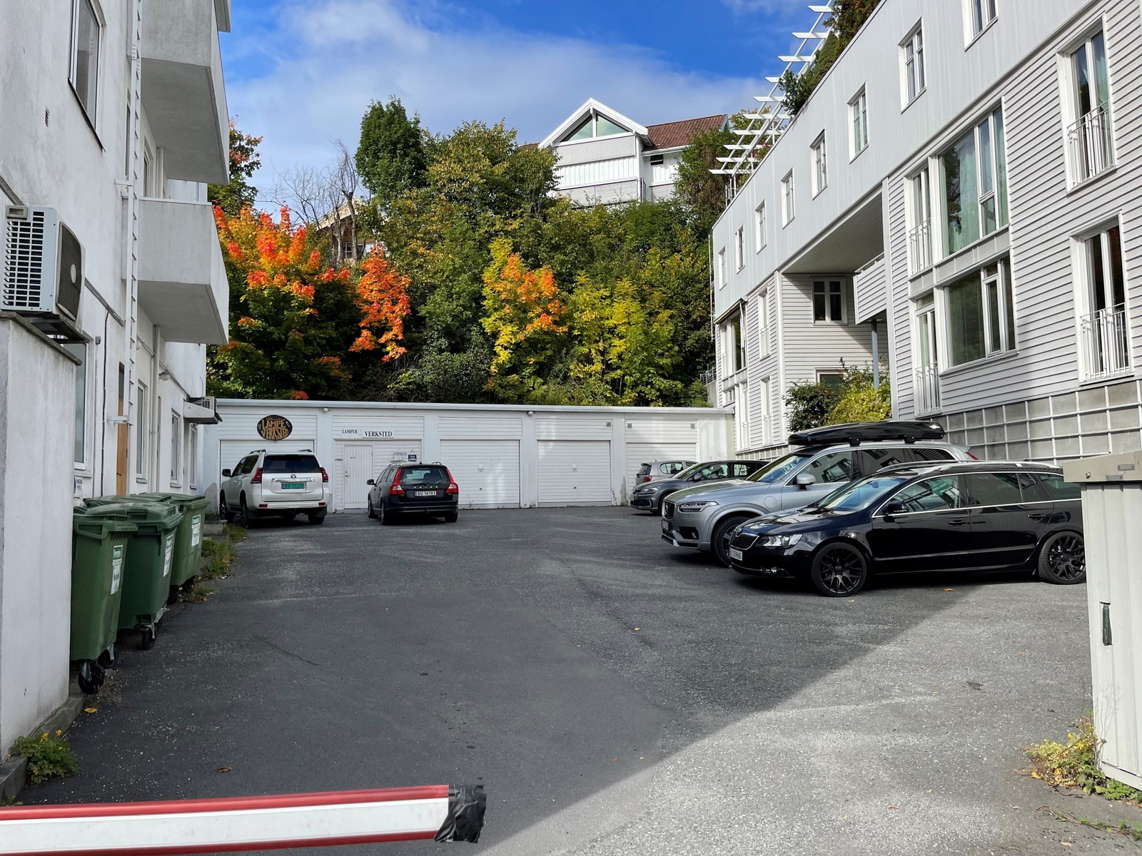 Eiendommens bakgård med mulighet for leie av privat parkeringsplass Galleribilde