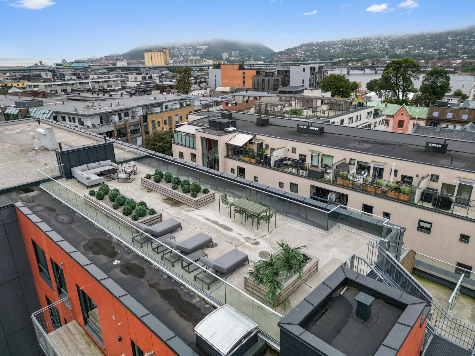 Solrik takterrasse med panoramautsikt. Galleribilde