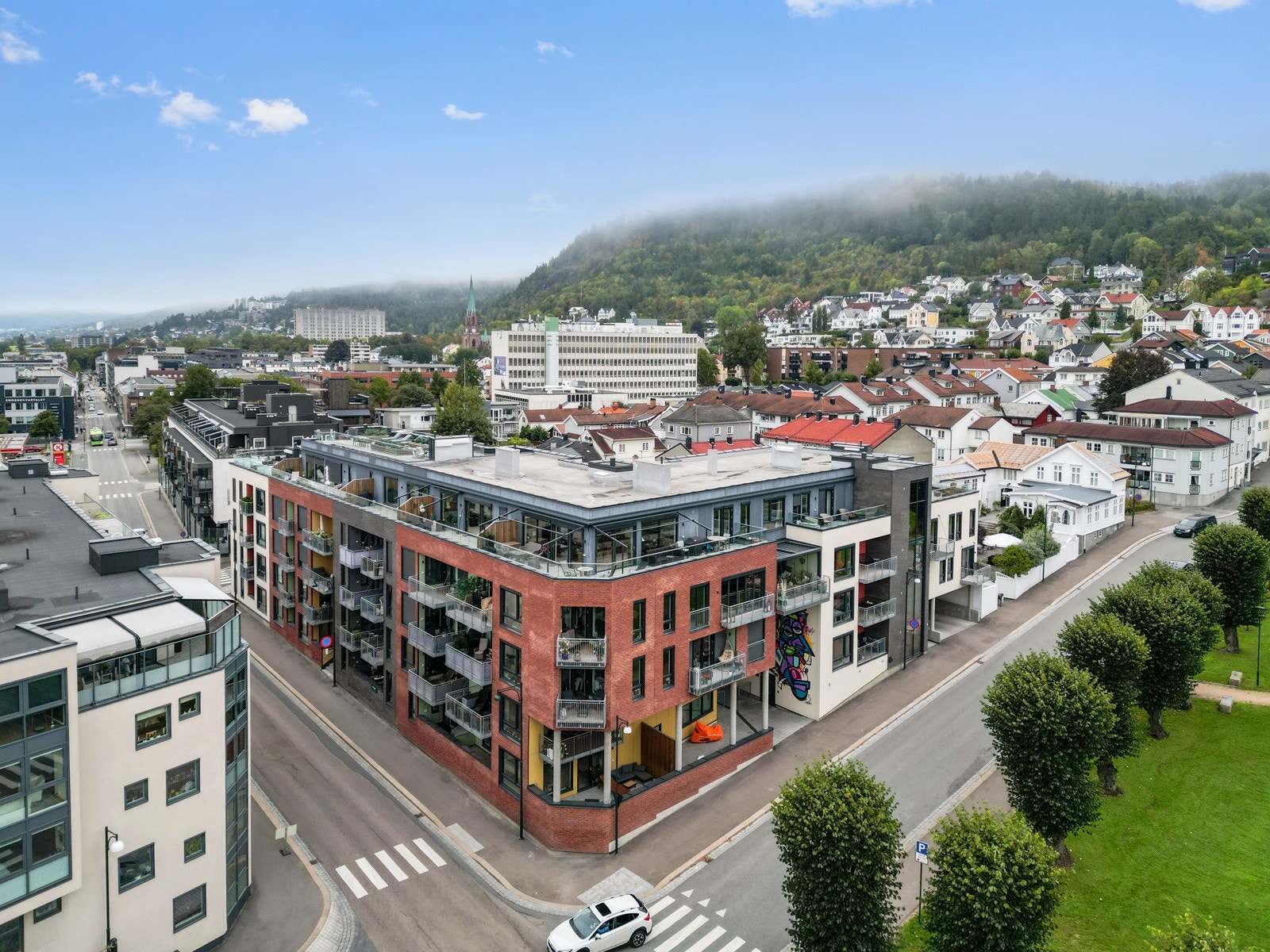 Boligen ligger i umiddelbar nærhet til "alt"; herunder torget, dagligvare, jernbanestasjon og påkjøring E18. Galleribilde