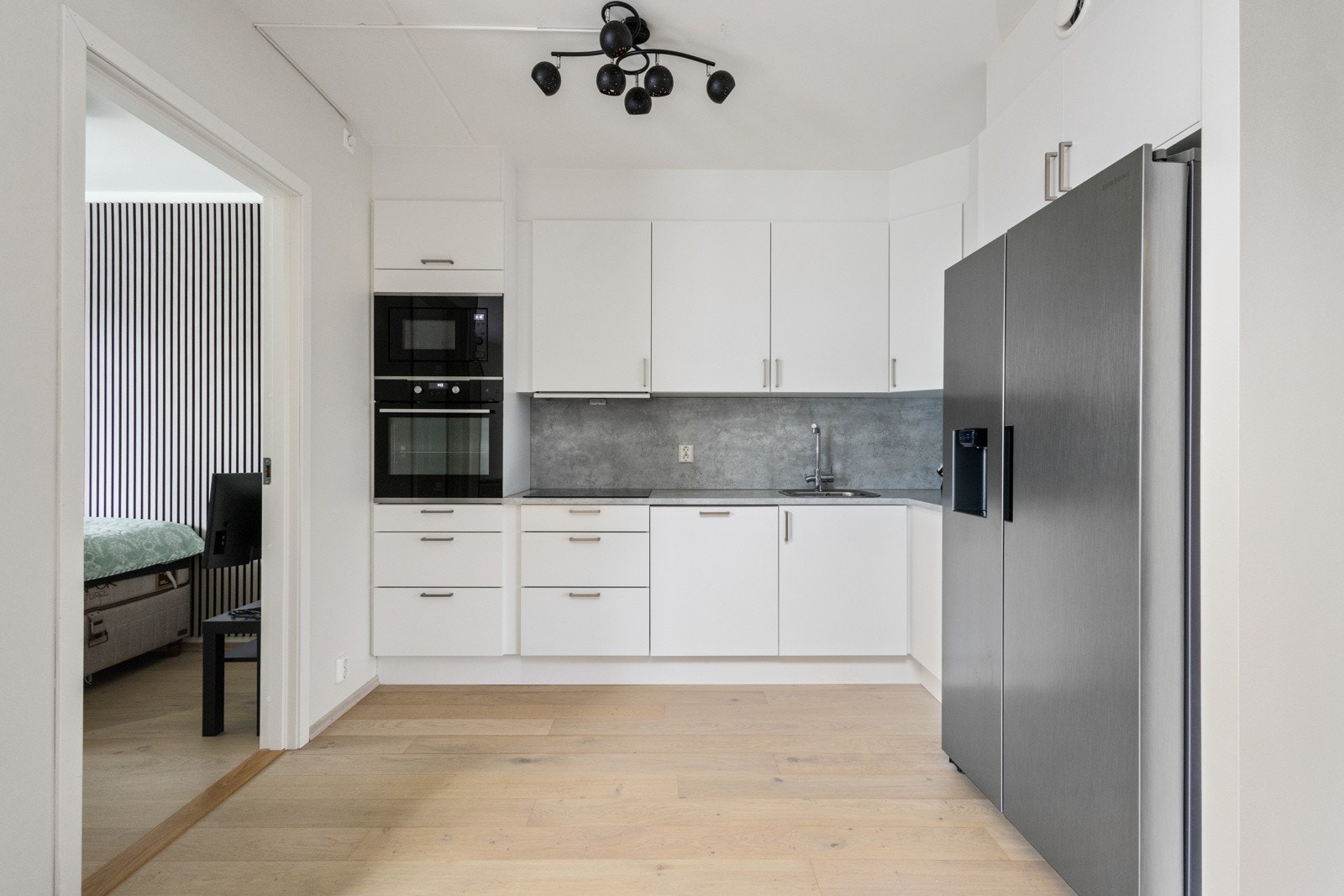 Kjøkkenet inneholder: integrert stekeovn, platetopp, mikro, og oppvaskmaskin. Frittstående kjøl/frys. Galleribilde