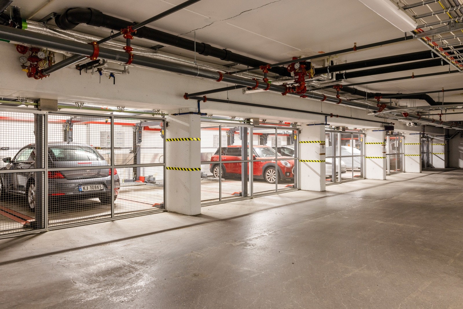 Boligen disponerer en parkeringsplass i garasjekjelleren. Forøvrig en sportsbod på omlag 5 kvm i eget bodrom. Galleribilde