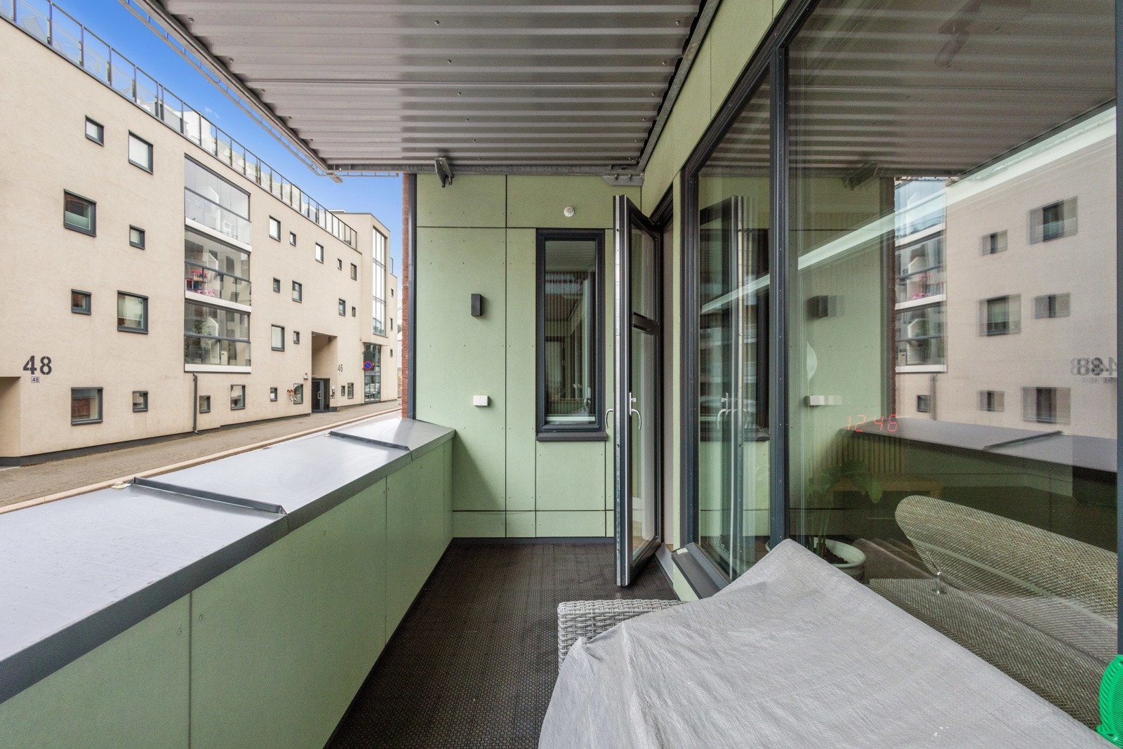 Sydvestvendt balkong på omlag 6 kvm med plass til sofagruppe. Galleribilde